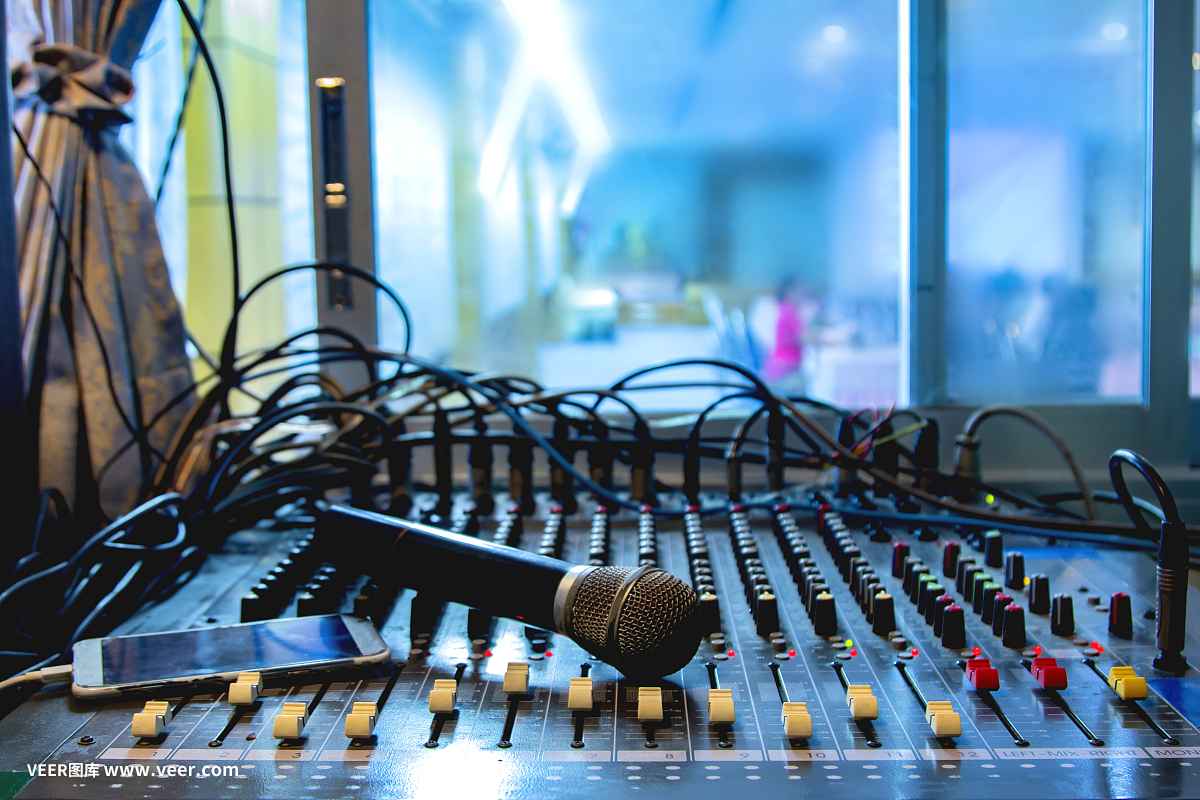 錄音室錄音師混音臺上的麥克風(fēng)。