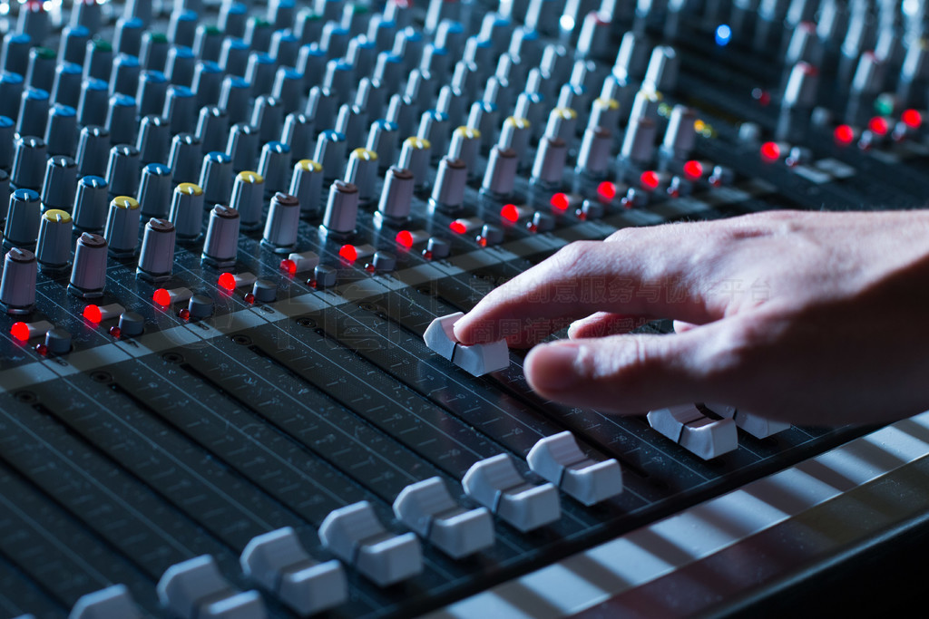 錄音室、調(diào)音臺的專業(yè)音樂制作生活方式免費(fèi)下載_jpg格式_5472像素_編號43139870