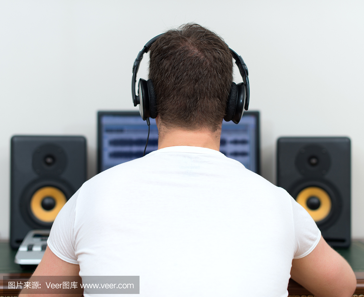 錄音室男錄音師。后視圖。