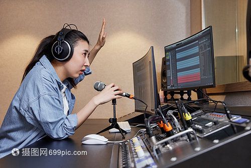 專業錄音棚調音監聽人員示意